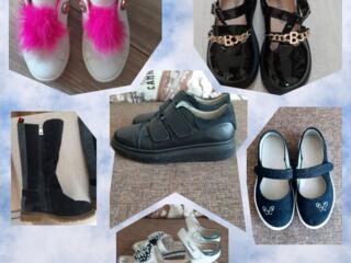Обувь девочке, мальчику - разная. Размеры от 27 до 33. Цены 15-70 руб.