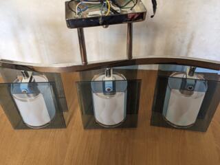 Люстра на три лампы.