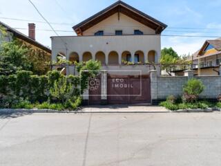 Se vinde casă cu 5 dormitoare în or. Codru, str. Sfântul Gheorghe. ...