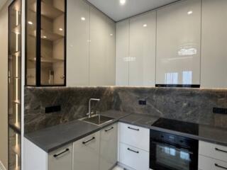 Однокомнатная квартира с новым ремонтом в Кадор сити на Краснова.