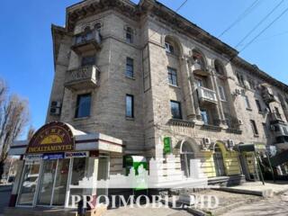 Vă propunem spre vânzare acestapartament cu 2camere și living,sect. ..