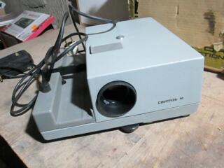 ДИАПРОЕКТОР-СВИТЯЗЬ М-НОВЫЙ = ДЁШЕВО - ТИРАСПОЛЬ!!!! 400 РУБ.