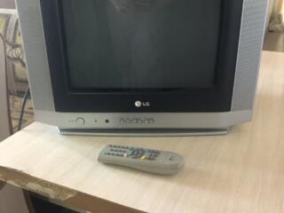 Телевизор LG. Цветной. На пульте управления. Маленький, 14,5 дюйма
