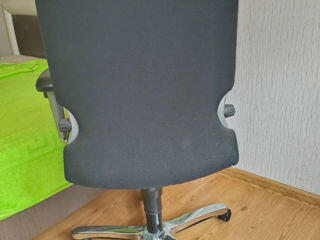 Два компьютерных стула и табуретки -
