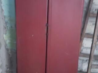 Продам двойной железный Шкаф не тяжёлый в хорошем состоянии