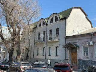 Se oferă spre vânzare clădire separată la prima linie pe str. Mihai ..