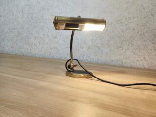 Продается прикроватная лампочка, отличная, металлическая, золотистого цвета, 150 рублей.
Продам