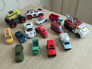 Модели машин и брелок для ключей.