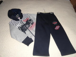 Костюмы для мальчика прогулочные и спортивный