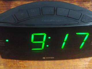 Электронные часы-радио