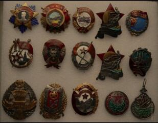 КУПЛЮ РАЗНОЕ и что есть на 15 фото. Значки. Часы. Бижутерию, хрусталь,