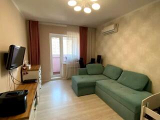 Продається 1-к квартира на Сахарова 44, техніка, меблі залишається.