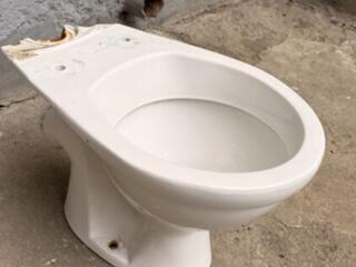 Унитаз для ремонта. 100 руб