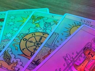 Делаю расклады на картах таро.