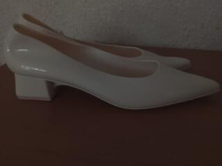 Продам новые женские туфли 100р.