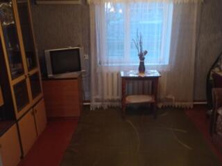 Сдается 2-комнатная квартира в центре на длительный срок.