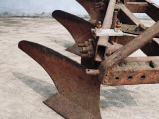 Se vinde plug agricol cu 3 brazde, ideal pentru arat eficient