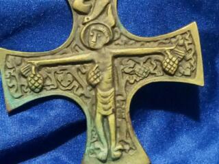 Предметы культа германцев. Крест 10 см. Амулет 5 см. 300 леев за всё.