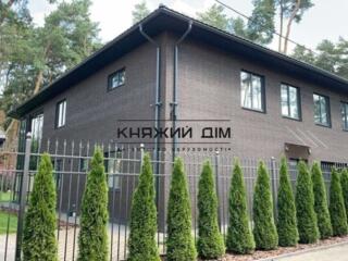 До продажу пропонується нове домоволодіння 2012 року із власним лісом 