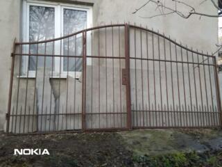 Новые ворота с калиткой и столбиками.