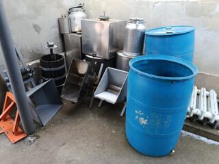 Продаю каду, бочку нержавейку и пластмассовую бидон.