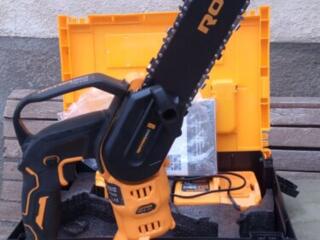 Аккумуляторная пила, шина 30 см. 1000 руб.