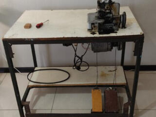 Продам оверлок 3-ниточный 51 класс, промышленный + стол