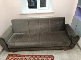 Продам офисный диван недорого в хорошем состоянии.