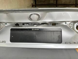 Продам крышку багажника со спойлером под восстановление Lexus es 300h