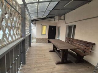 Centru, apartament la sol cu 2 odai + terasa. Gata de trai