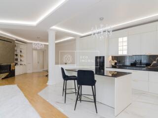 Vă propunem spre vânzare apartament cu trei odăi și living în casă de 