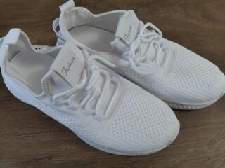 Продам кроссовки