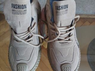 Кроссовки новые, экокожа, размер 42, цена 250 леев.