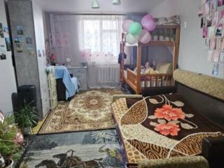 Кировский, 3-ком. 1/5 жилая, частично мебель.