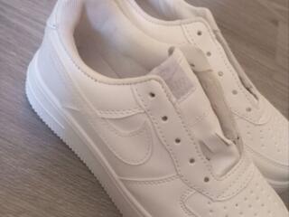 Продаю кроссовки