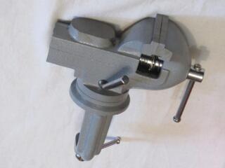 Тиски слесарные поворотные..