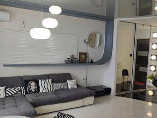 Продам квартиру в Одессе на 16-й станции Большого Фонтана. 2й этаж 3х 