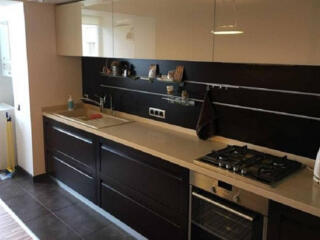 Предлагается к продаже трехкомнатная просторная квартира в центре ...