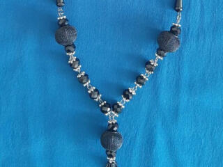 Бижутерия: бусы, серьги, кольца, брошь.