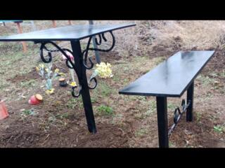 Столы, лавки и качели.