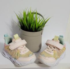 Продаются фирменные кроссовки для девочки