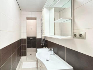 Se oferă spre vânzare casă amplasată în sectorul de vile din ...