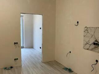 Продам квартиру 28.5 кв. м., 1/4, новый дом, жк Золотые Столбы.