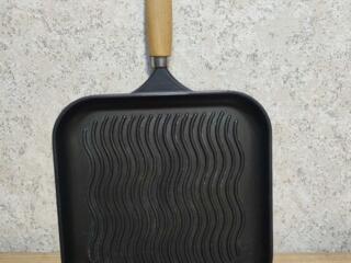 Продается чугунная сковородка - цена 450 руб.
Продается электрокастрюля имеет