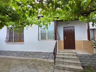 Seoferă spre vînzare oficiu, et. 1/1,amplasatîn sect. Centru, str. ...