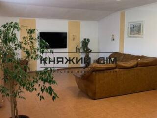 Оренда окремого 2 поверху у таун-хаусі в Голосіївському районі, вул. .