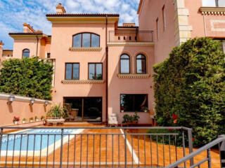 Продаётся 3х этажная Шикарная Вилла, на Золотом берегу!Фонтан!