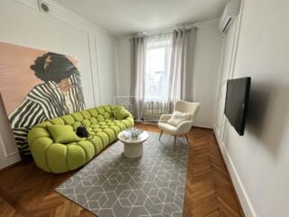 Vă propunem spre chirie apartament cu 3 odăi și living, într-un bloc .