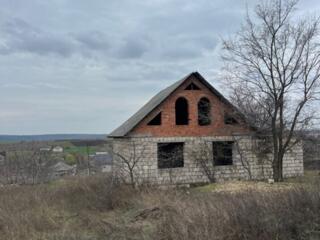 Vând o casă neterminată cu un teren de 15 acri