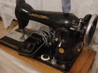 Швейная машинка с электронной педалью
